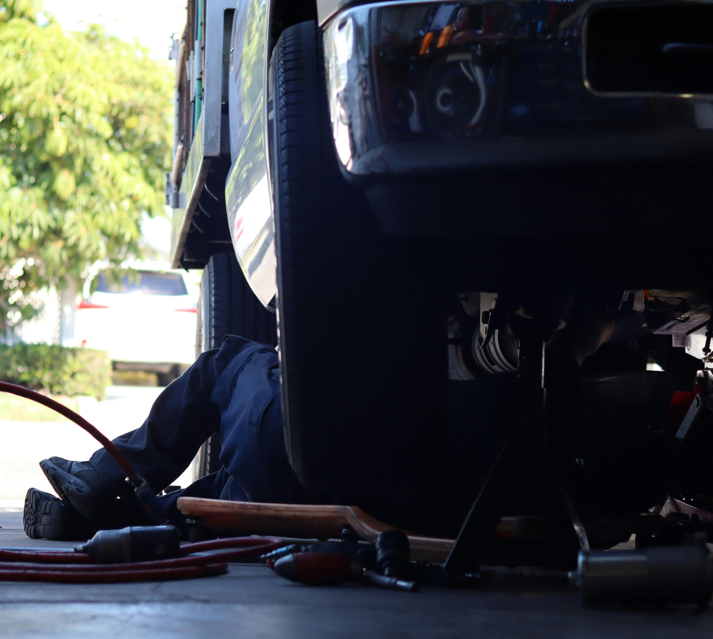 Engine Oil Top‑Up During Mobile Service Close‑up of a mechanic pouring fresh engine oil into a car using a funnel, illustrating Maxamy’s mobile servicing and maintenance across Berkshire.