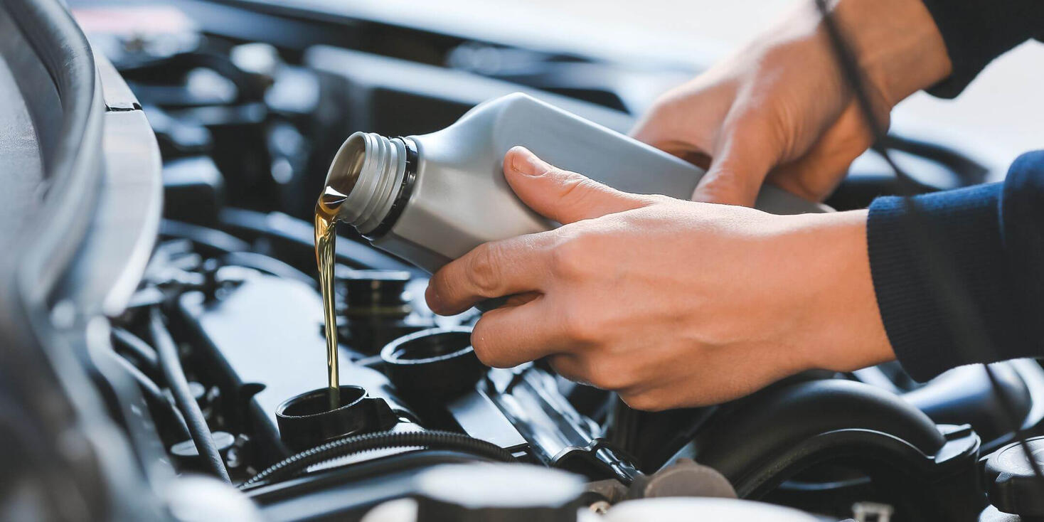 A Maxamy mobile mechanic assisting a driver with a breakdown in Slough.