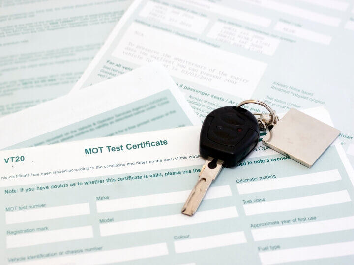MOT test certificate and car keys – Maxamy’s collect and return service Keys resting on MOT paperwork, showing Maxamy’s MOT collection and return service for customers in High Wycombe, Reading, and nearby towns.